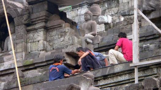 Sejumlah pekerja sedang merehabilitasi Candi Borobudur