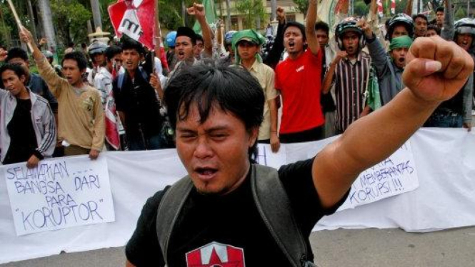 Massa Gerakan Mahasiswa Nasional Indonesia (GMNI) berdemonstrasi