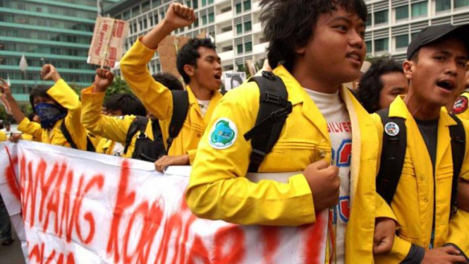 Ratusan mahasiswa Universitas Indonesia (UI) berdemonstrasi