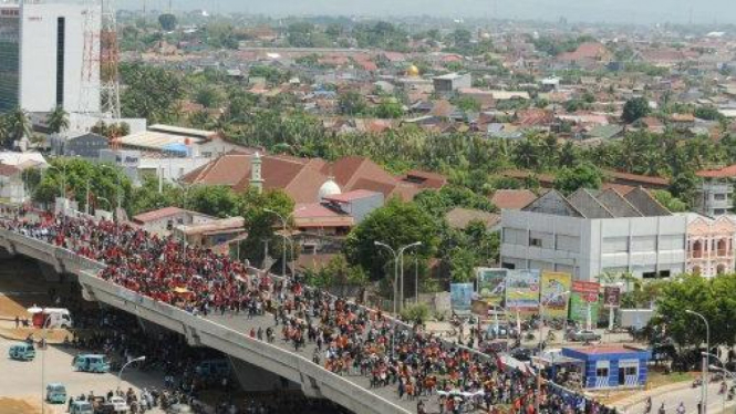 Ribuan demonstran Hari Antikorupsi di Jalan Tol Reformasi Makassar