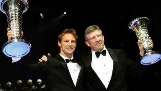 Jenson Button (kiri) dan Ross Brawn