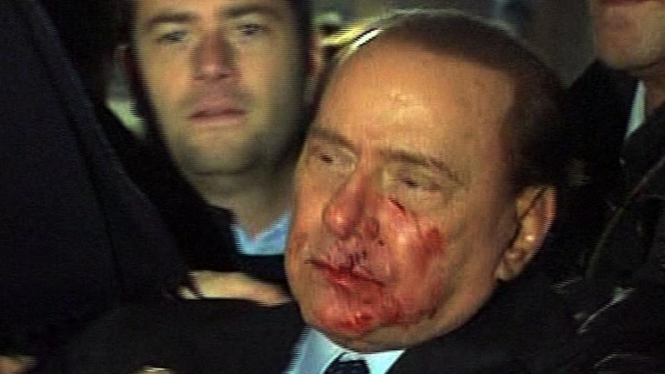 Silvio Berlusconi Dilempar Patung