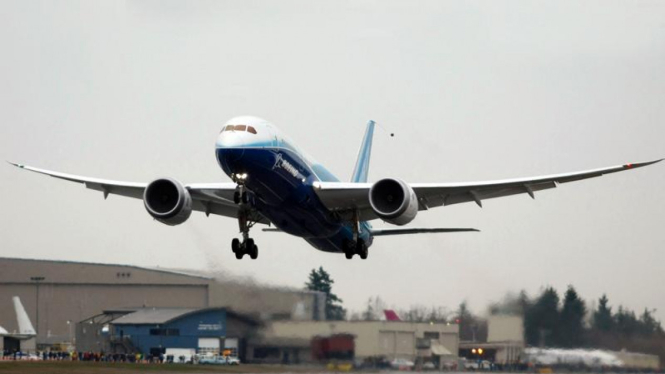 Peluncuran Pesawat Boeing 787 Dreamliner