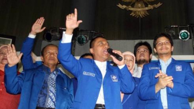 Drajad Wibowo deklarasi calon Ketua Umum PAN didampingi Hanafi Rais (kanan)