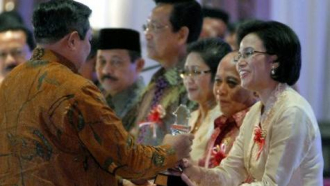 Sri Mulyani terima Anugerah Parahita Ekapraya dari Presiden