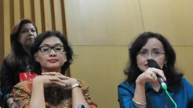 Betty Alisjahbana (kanan) dan Natalia Soebagio