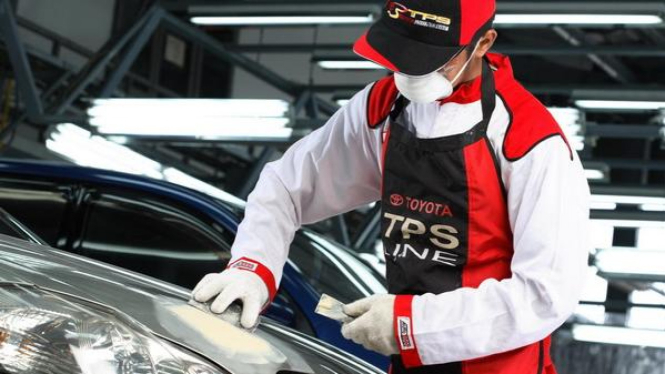 Teknisi Toyota sedang memperbaiki mobil. Foto ilustrasi