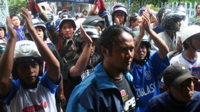 Pendukung Arema Indonesia berunjuk rasa