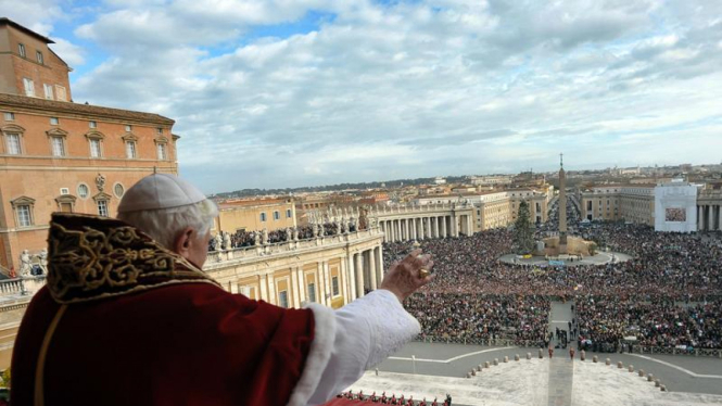 Paus Benedictus XVI Menyampaikan Pesan Natal