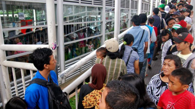 Antrian Penumpang Transjakarta