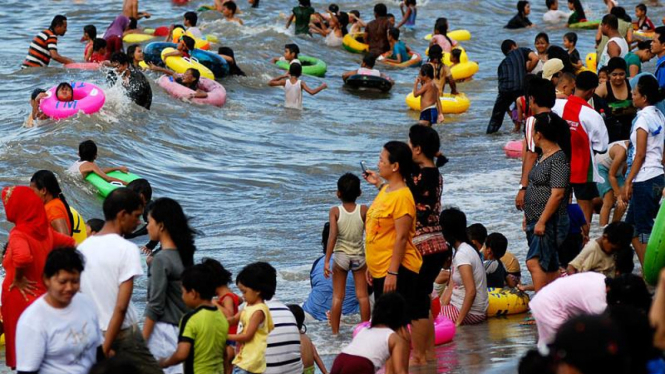 Liburan, Warga Padati Ancol