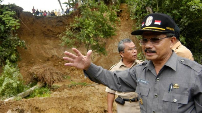 Wakil Bupati Padang Pariaman Ali Mukhni tinjau longsor