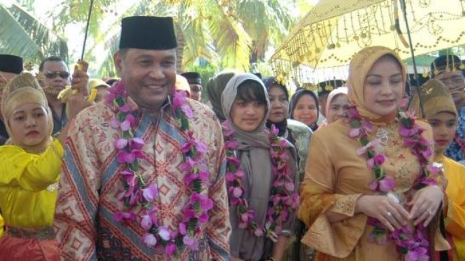 Mantan Gubernur Aceh, Abdullah Puteh, (kiri) dan istrinya, Marlinda.