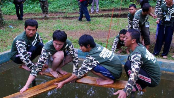 Sejumlah anak sedang outbound