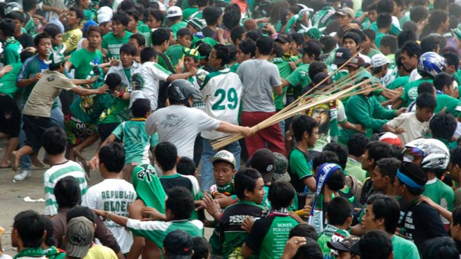 Persebaya - Arema : Bonek vs Polisi