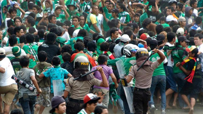  Tawuran Ribuan Suporter Persebaya Diamankan VIVA