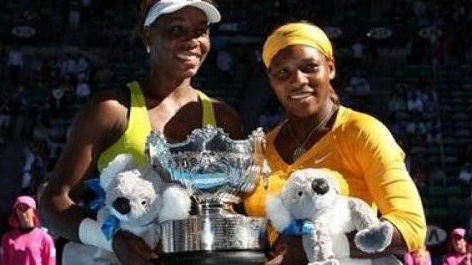Serena Williams (kanan) dan Venus Williams