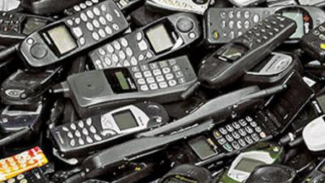 Ilustrasi ponsel bekas/lawas yang akan di recycle