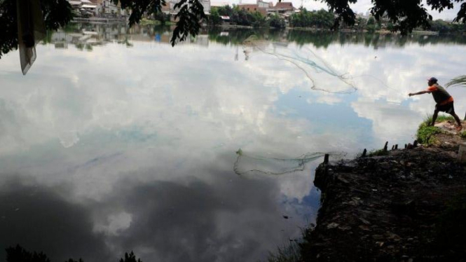 warga menjala ikan di Waduk Sunter Barat, Jakarta Utara