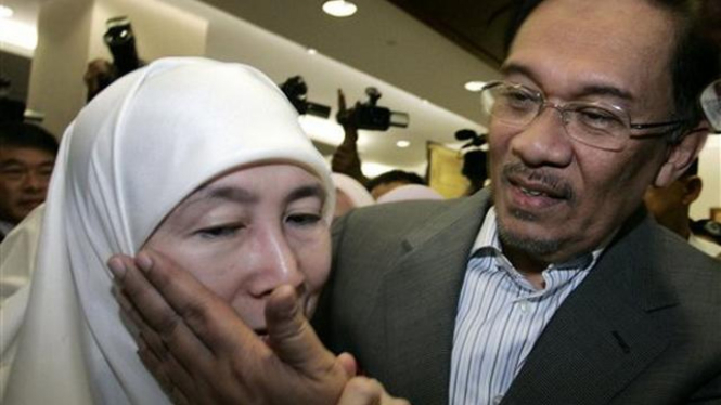 Anwar Ibrahim bersama dengan istrinya, Wan Azizah 