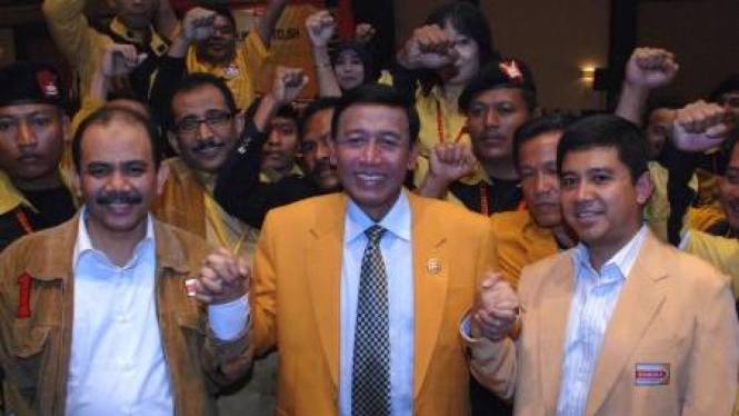 Wiranto diapit Sekjen Hanura Dossy Iskandar Prasetyo dan Yuddy Chrisnandi