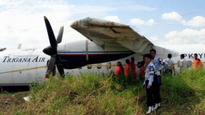 Trigana Air jenis ATR 42-300 mendarat darurat
