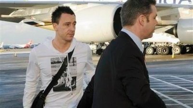 John Terry (kiri) dikawal di Bandara Heathrow, London.