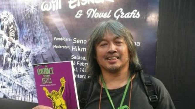 Seno Gumira Ajidarma pegang novel grafis "Kontrak dengan Tuhan" Will Eisner
