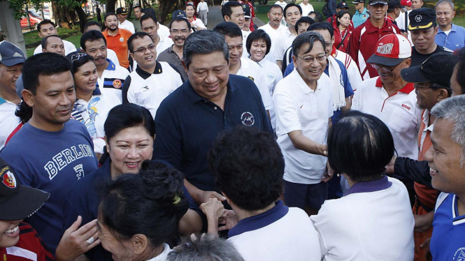 Presiden SBY dan Wapres Boediono olahraga di Monas