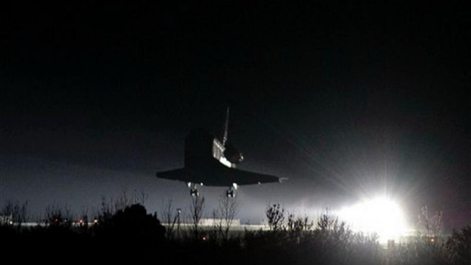 Pesawat Endeavour saat mendarat di Cape Canaveral, Florida, AS