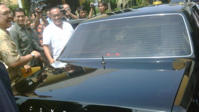 Aburizal memperlihatkan mobil Volvo Century miliknya