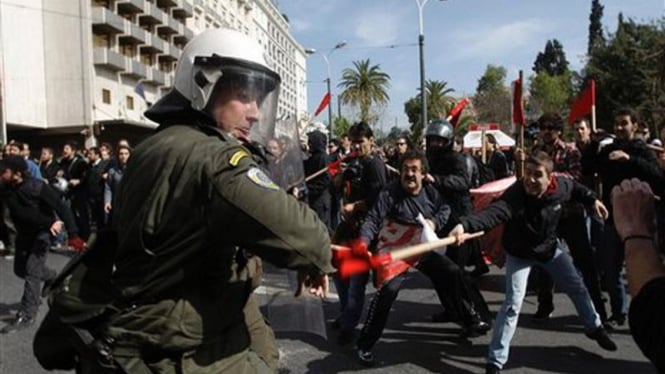 Baku hantam demonstran dan polisi dalam unjuk rasa di Athena, Yunani