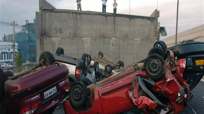 Sejumlah mobil bergelimpangan pasca gempa di Kota Santiago, Cile