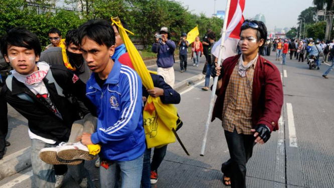 Rusuh Demo Pansus Century di Depan Gedung DPR