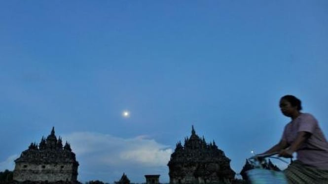 wanita bersepeda di Candi Plaosan Lor di Bugisan, Prambanan, Klaten