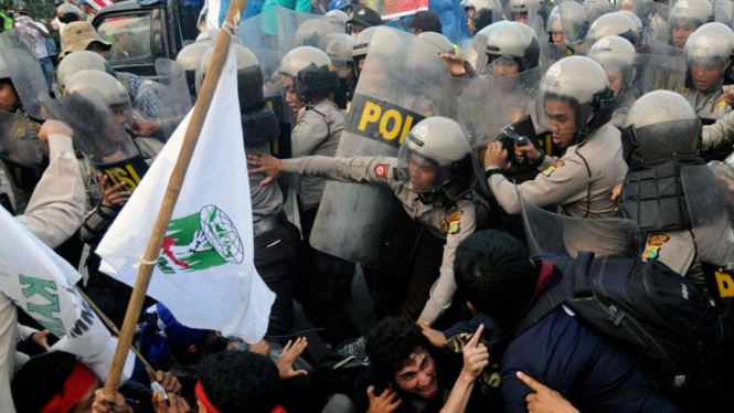 Demonstran Kembali Bentrok Dengan Aparat di Depan Gedung DPR