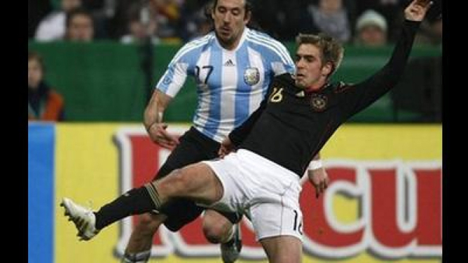 Pemain Jerman Philipp Lahm (depan) berebut bola dengan Jonas Gutierrez