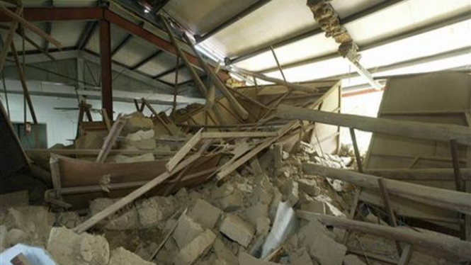 Reruntuhan suatu rumah di Kaohsiung, Taiwan, setelah digoyang gempa bumi