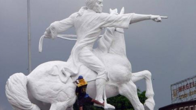 patung Pangeran Diponegoro dicat ulang di alun-alun kota Magelang