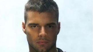 Ricky Martin Membantah Dituduh Lakukan Kekerasan