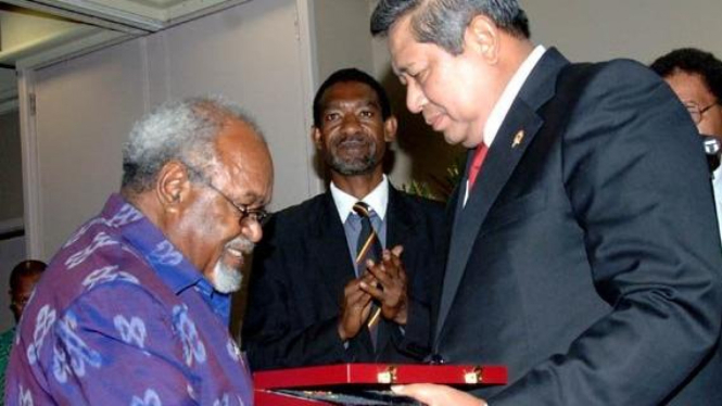 Presiden SBY terima penghargaan dari PM Papua Nugini Michael Somare