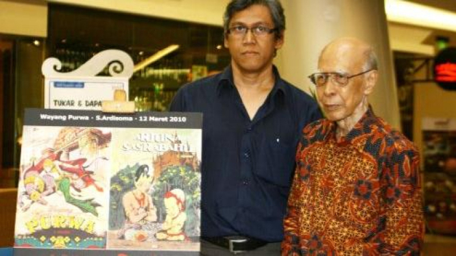 RA Kosasih, 91, (kanan) tokoh komik Indonesia & Iwan Gunawan pemerhati komik