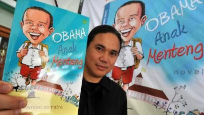 Damien Dematra menunjukkan novelnya "Obama Anak Menteng"