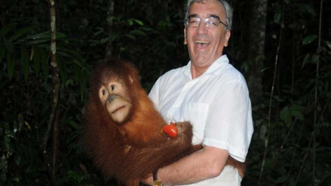 Dubes Australia, Bill Farmer, bersama anak orangutan Sumatera