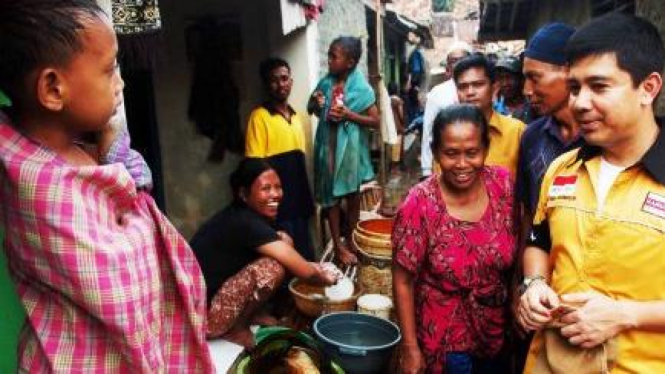 Ketua Bidang Pemenangan Pemilu Hanura, Yuddy Chrisnandi lihat korban banjir