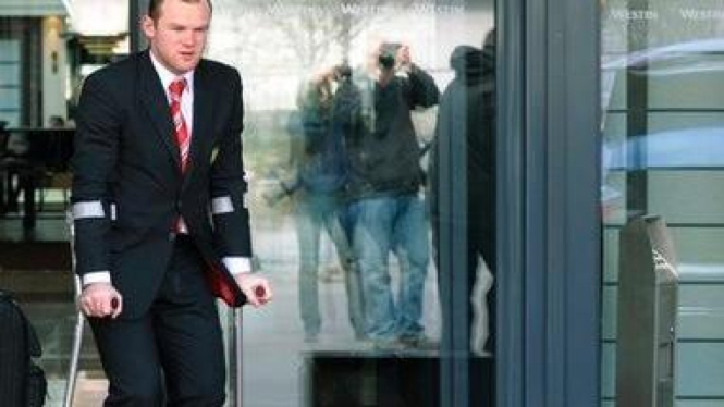 Wayne Rooney dalam keadaan cedera di depan hotel di Munich