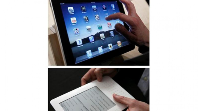 Foto perbandingan antara iPad (atas) dan Kindle