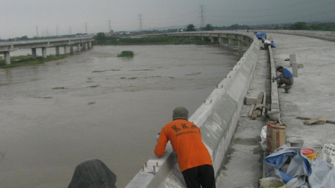 Jembatan baru penghubung jalan arteri Porong 