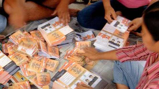 melipat surat suara pilkada Denpasar, Bali