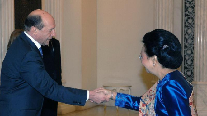 Dubes Marianna Sutadi berjabat tangan dengan Presiden Romania, Traian Basescu